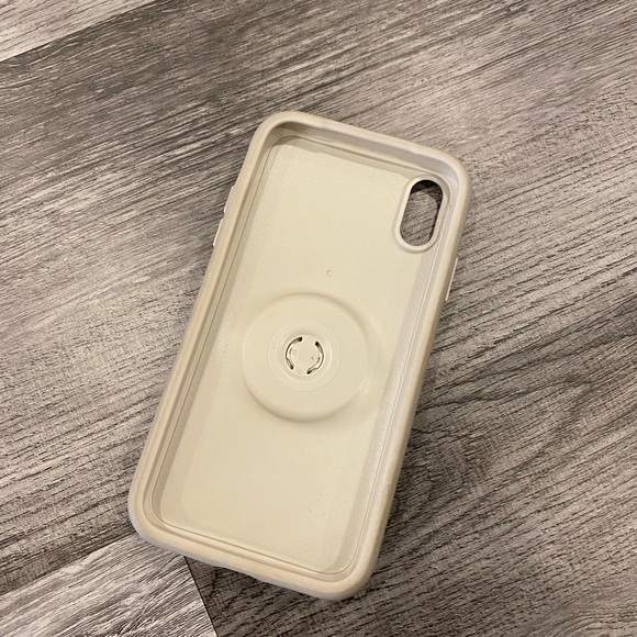 iPhone XR Otterbox - Picture 2 of 2